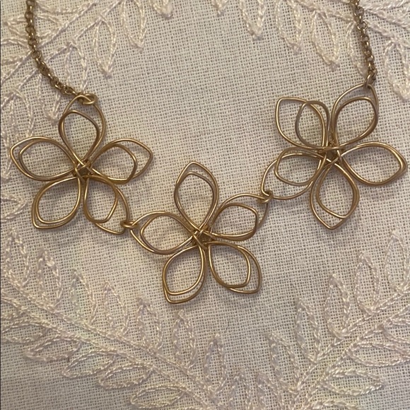 Gold toned Wire flower necklace - Picture 3 of 3